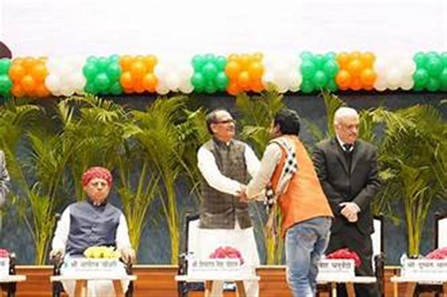 Union Agriculture Minister Shri Shivraj Singh Chouhan releases the agricultural roadmap for four districts; observes Integrated Farming Model and interacts with farmers at Advanced Agriculture Festival