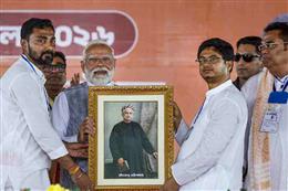 Modi’s Final Pitch Before Voting: Big ‘City of the Future’ Promise, Subtle Shift on Slum Row