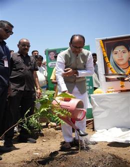 On World Environment Day, Union Agriculture Minister Shri Shivraj Singh Chouhan plants tree at Smart City Park in Bhopal under the ‘Ek Ped Maa Ke Naam’ campaign